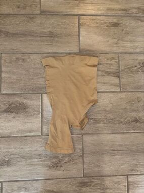 NWOB: SKIMS - SEAMLESS SCULPT SOLUTION SHORT RIGHT LEG EXPOSE